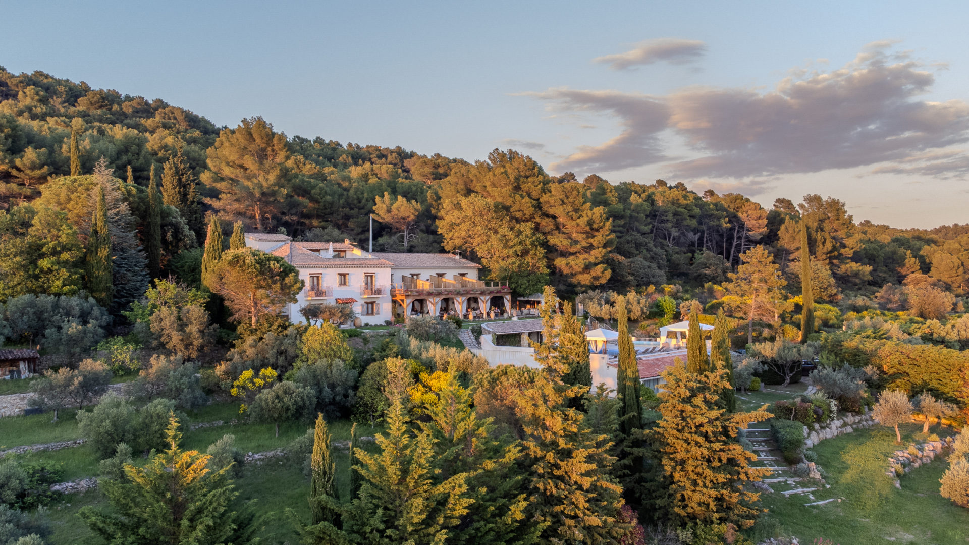 Drone la petite auberge 12